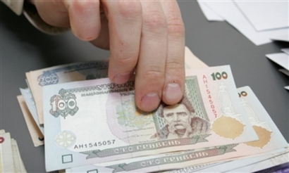 Средняя зарплата в Украине повысилась, а пенсии пересмотрены