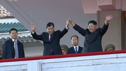 Чим би дитя не тішилося: Ким Чен Ын провел масштабный военный парад
