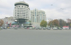 В центре Киева на парковке организовали площадку для подержанных машин