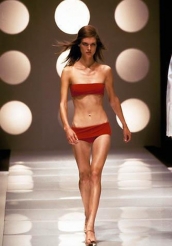 Во Франции приняли закон, требующий справку для слишком худых моделей