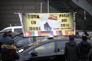 В Париже протестуют таксисты и жгут шины